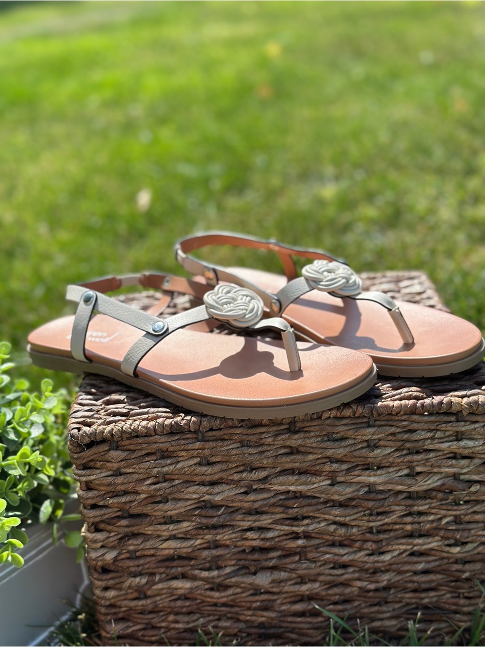Lauren Blackwell Women's cream Floral Toe-Post Sandals size 9
